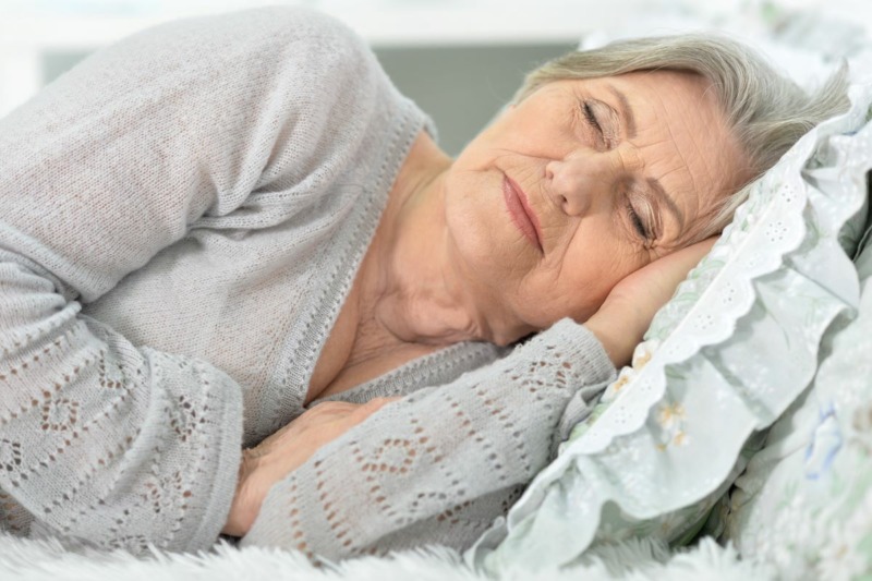 Bättre sömn för äldre med tyngdtäcke