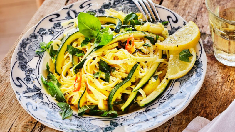 Zucchinipasta med örter och citron