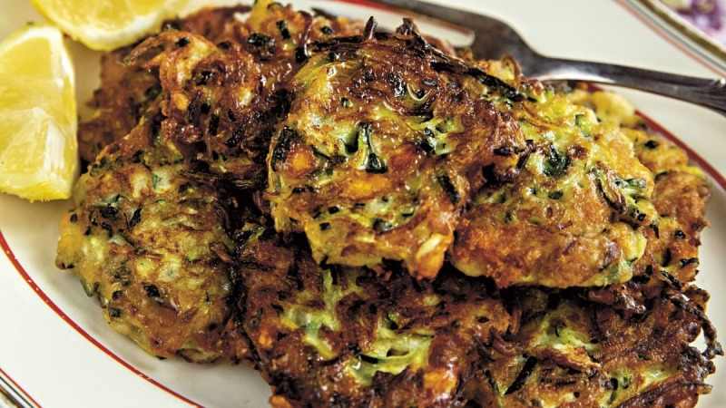 Zucchinifritters med myntayoghurt