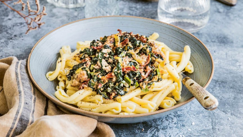 Pasta med isterband och soltorkade tomater