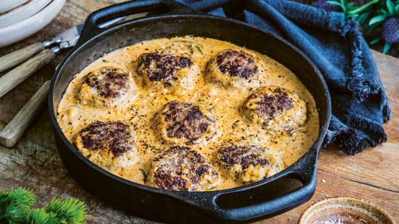 Tomatspäckade pannbiffar i crème fraiche-sås