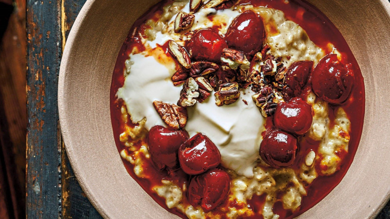 Havregrynsgröt med varma apelsinkörsbär, grekisk yoghurt och pekannötter